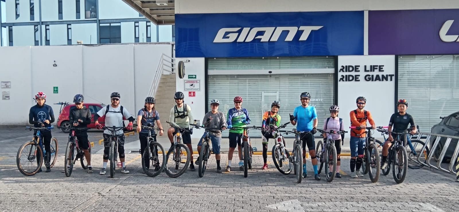 Rodada grupal frente a la tienda Giant Juriquilla