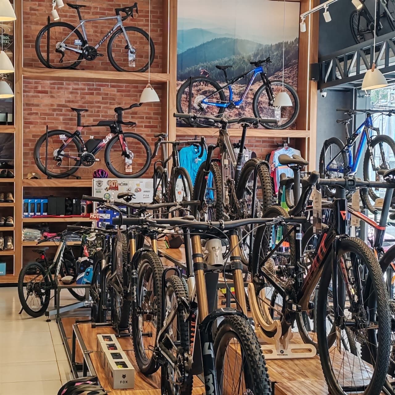 Interior de la tienda: cascos, gafas y accesorios de ciclismo
