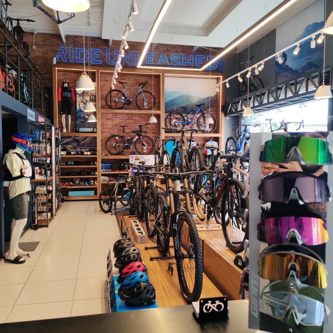 Interior de la tienda Giant Juriquilla con bicicletas en exhibición