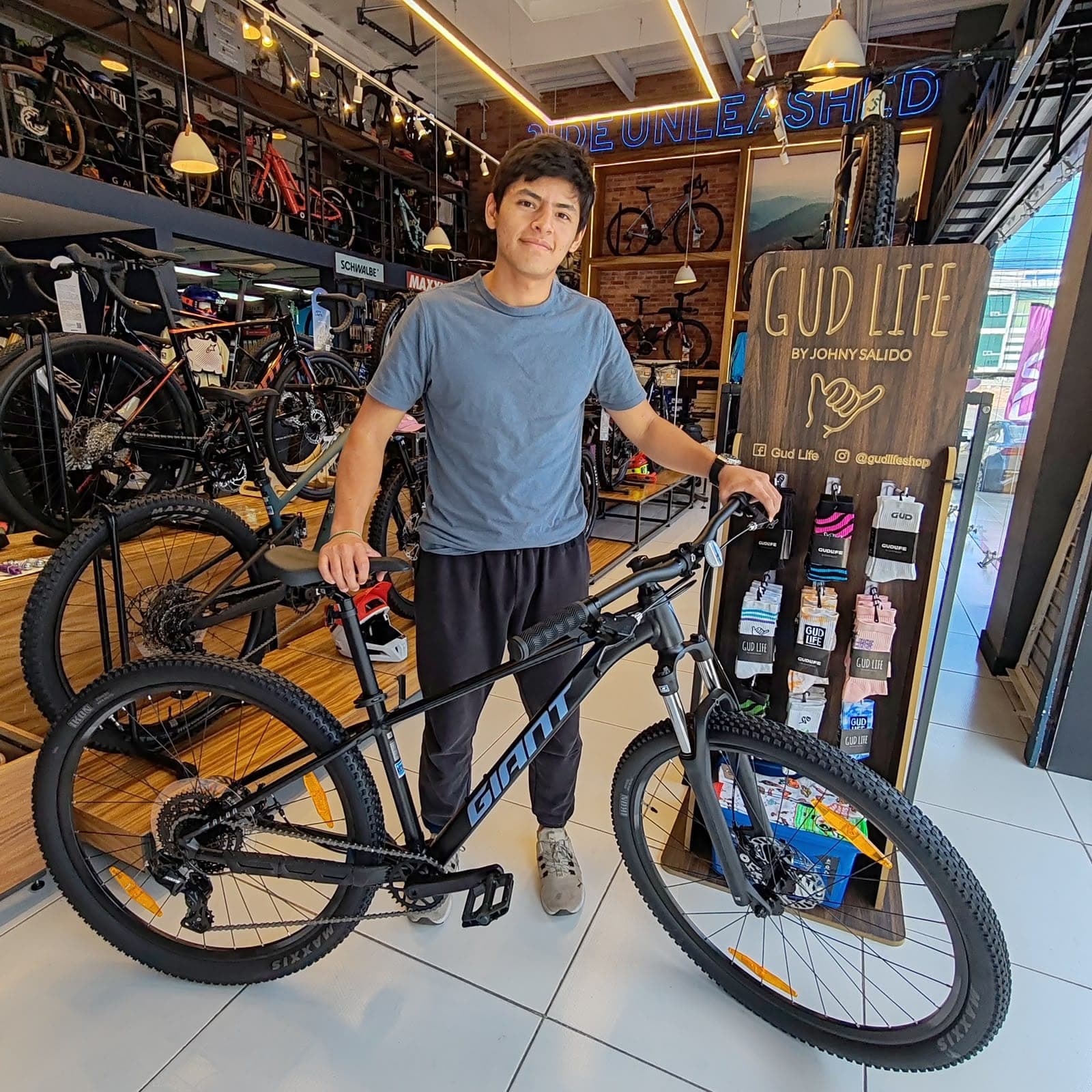 Cliente con su nueva bicicleta Giant en Giant Juriquilla