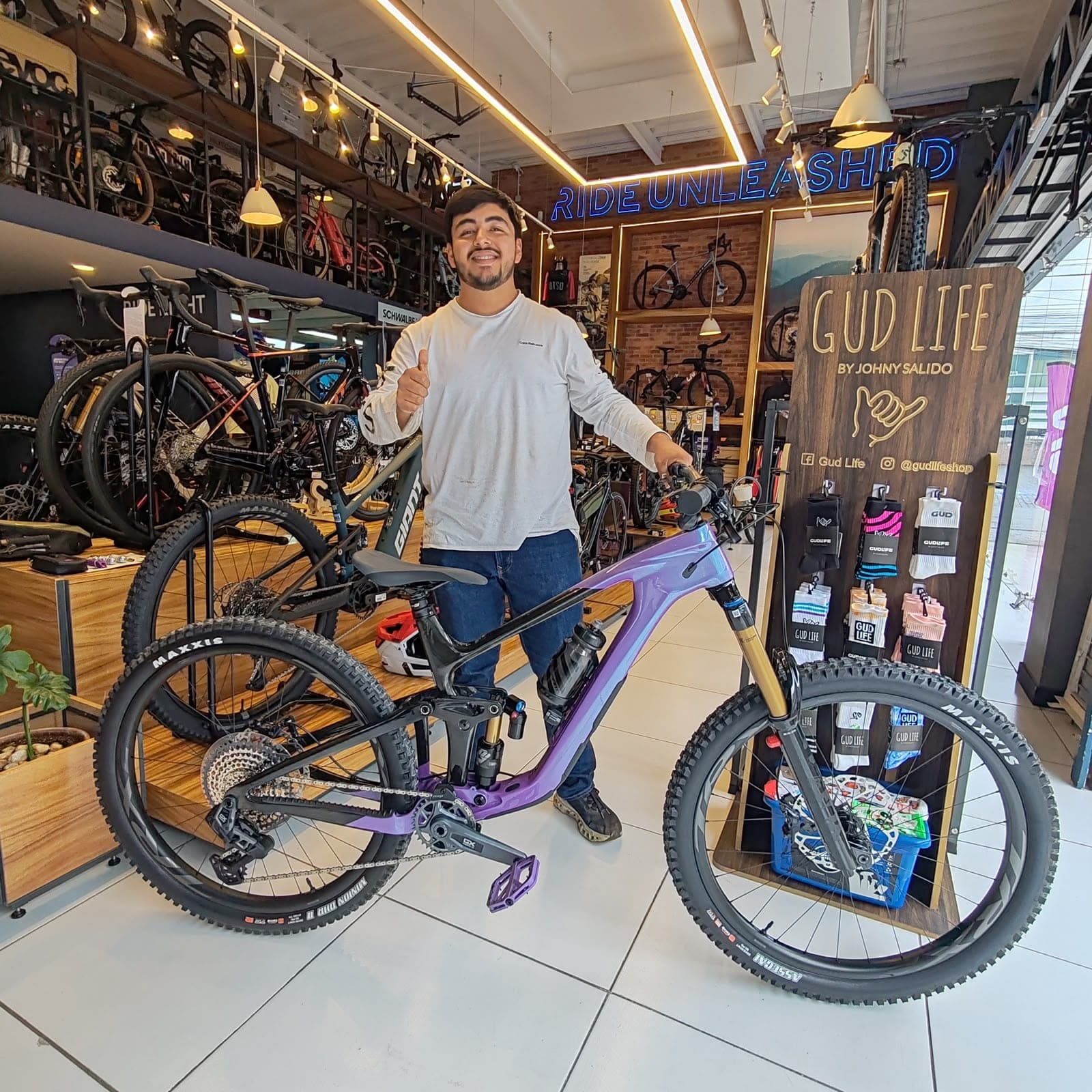 Cliente con su nueva bicicleta Giant en Giant Juriquilla
