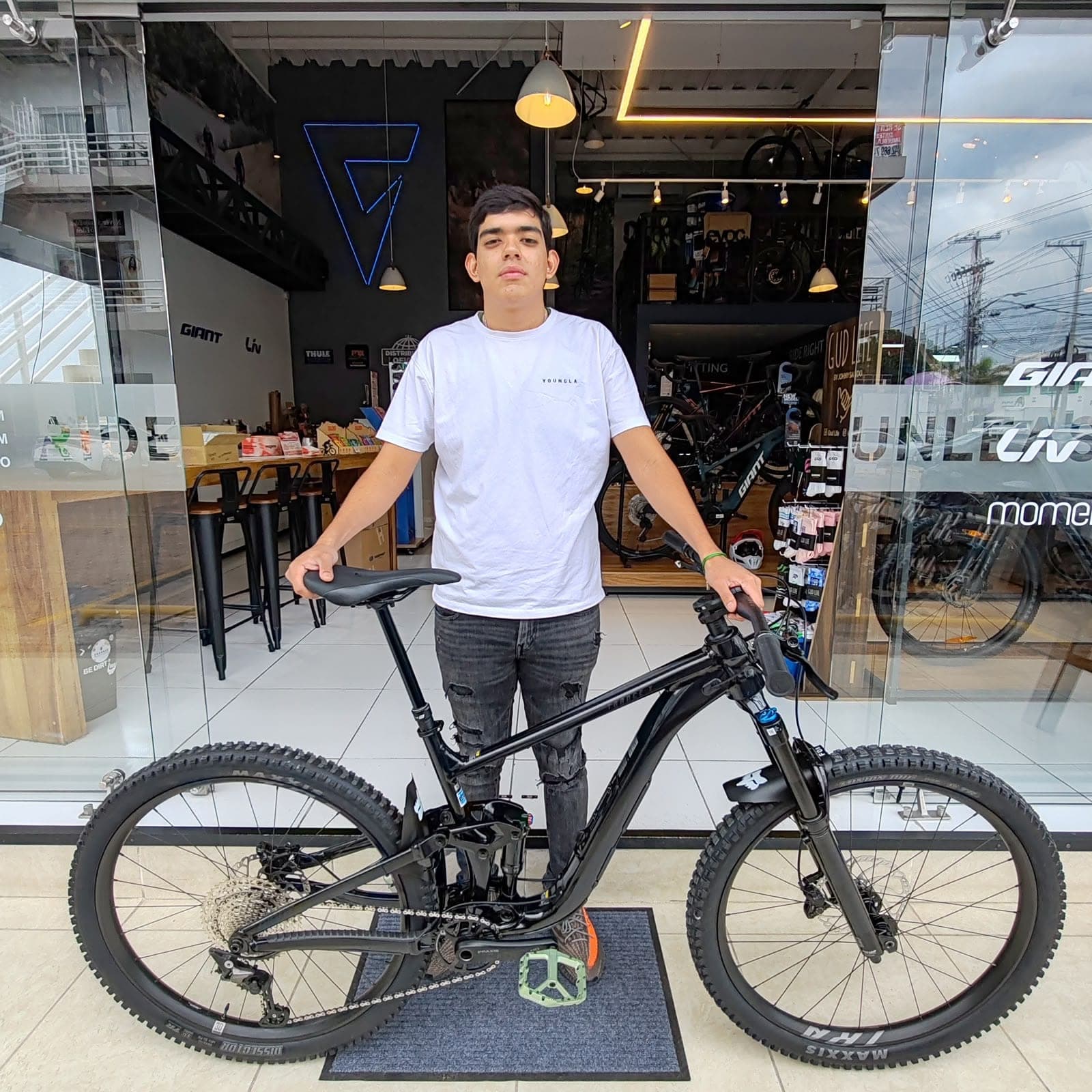Cliente con su nueva bicicleta Giant en Giant Juriquilla
