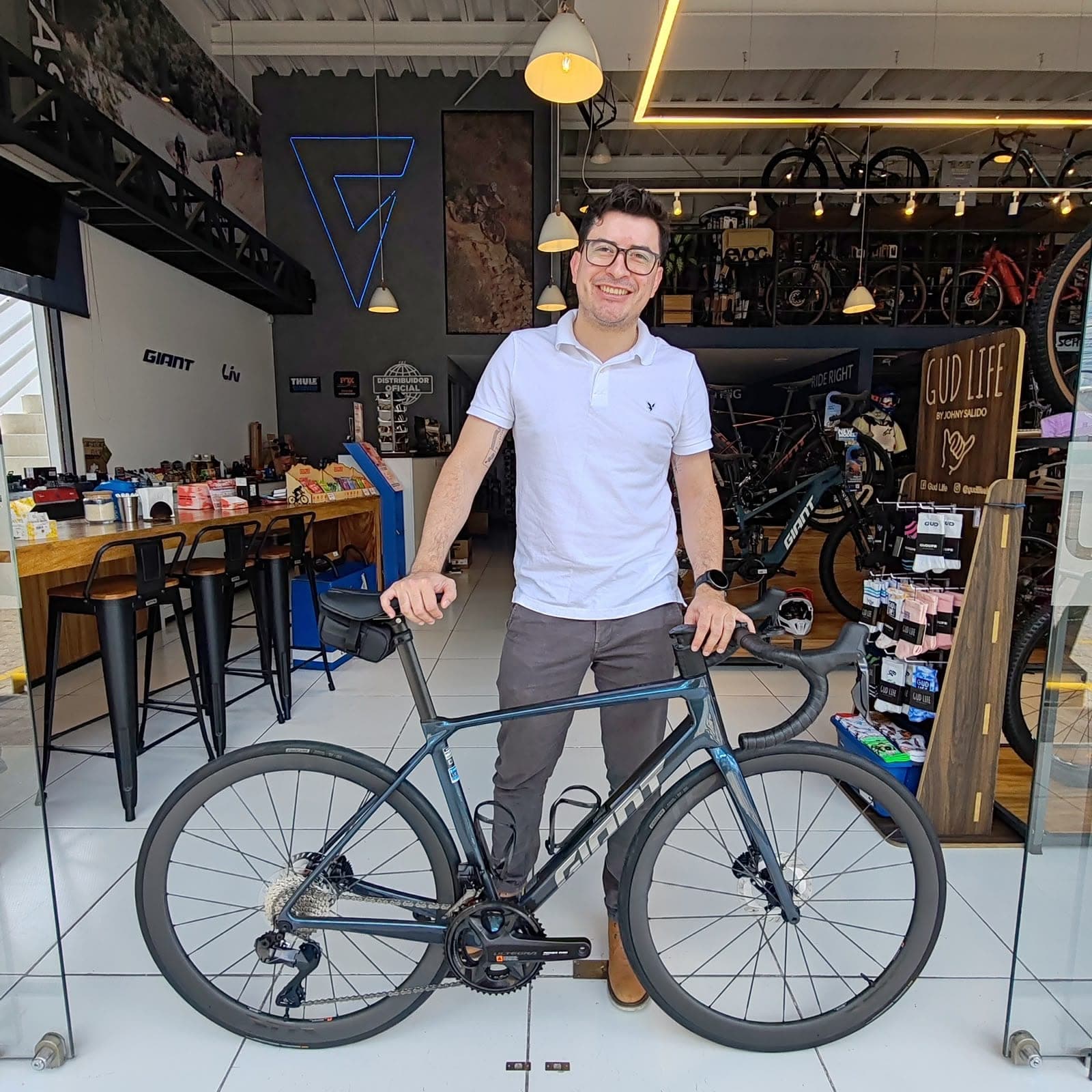 Cliente con su nueva bicicleta Giant en Giant Juriquilla