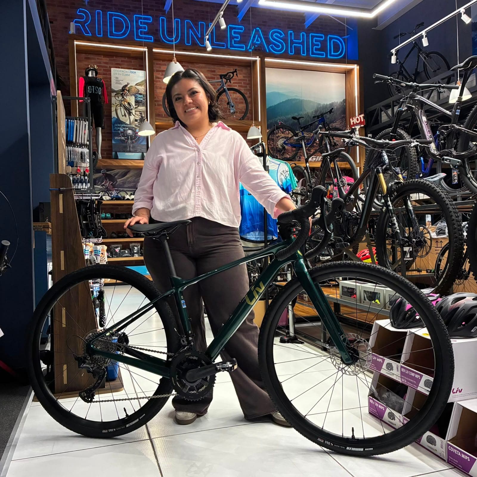 Cliente con su nueva bicicleta Giant en Giant Juriquilla