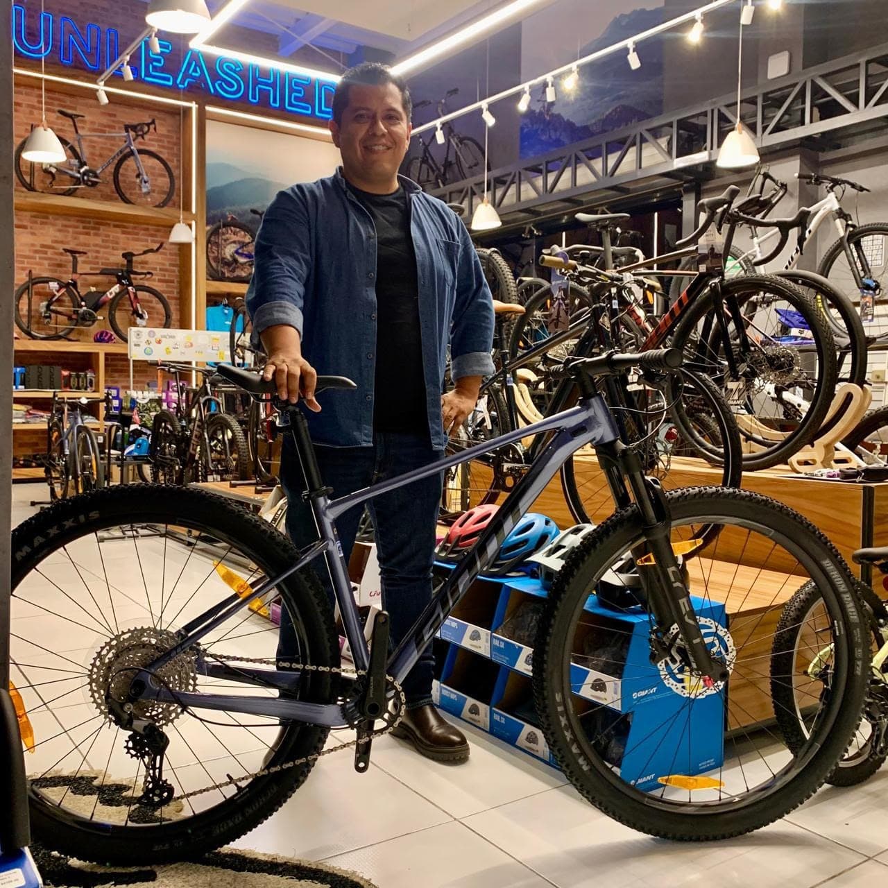 Cliente con su nueva bicicleta Giant en Giant Juriquilla