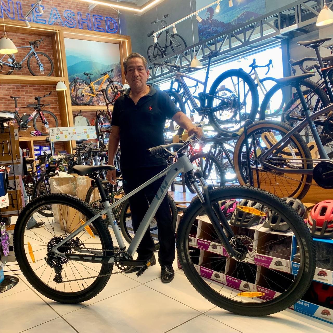 Cliente con su nueva bicicleta Giant en Giant Juriquilla