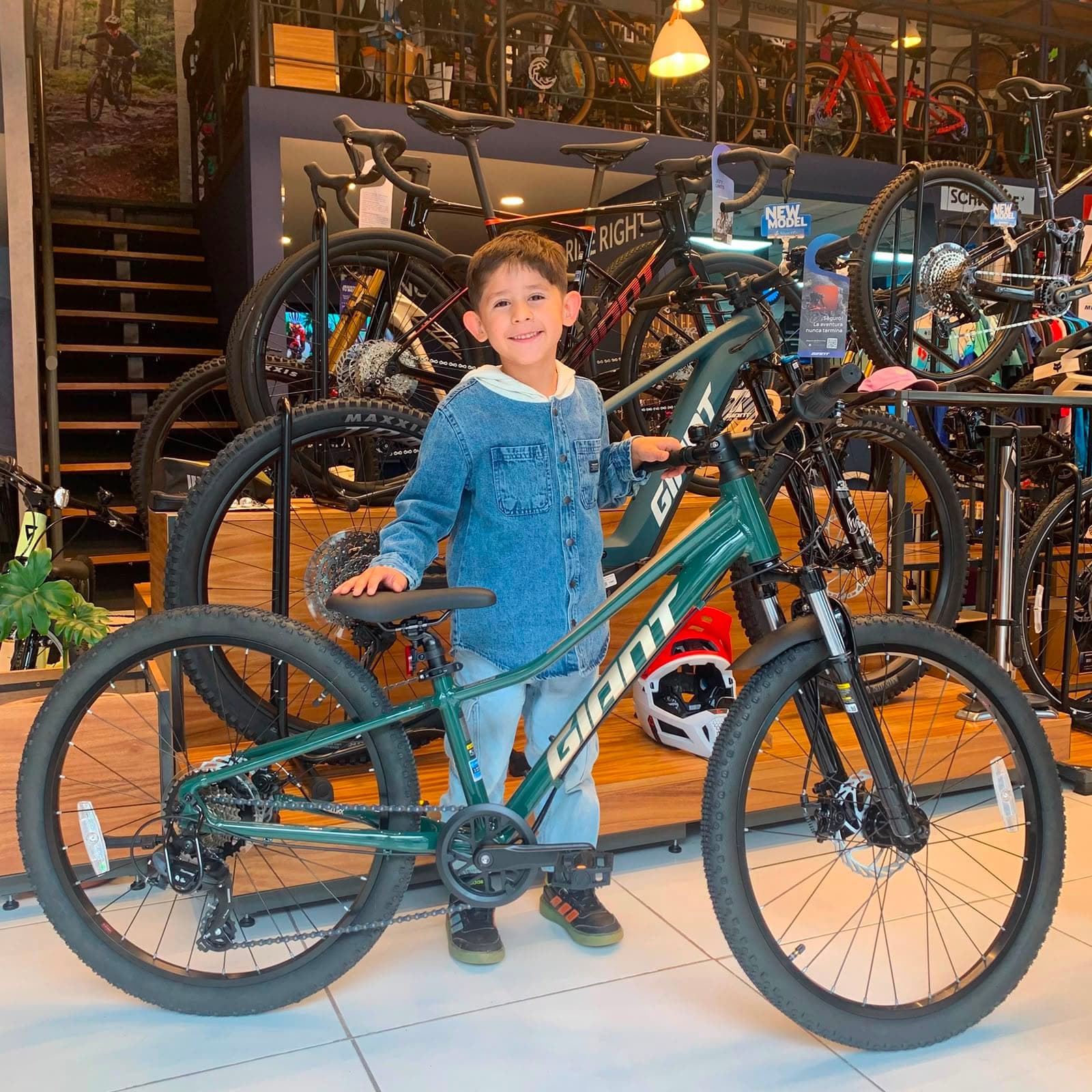 Cliente con su nueva bicicleta Giant en Giant Juriquilla