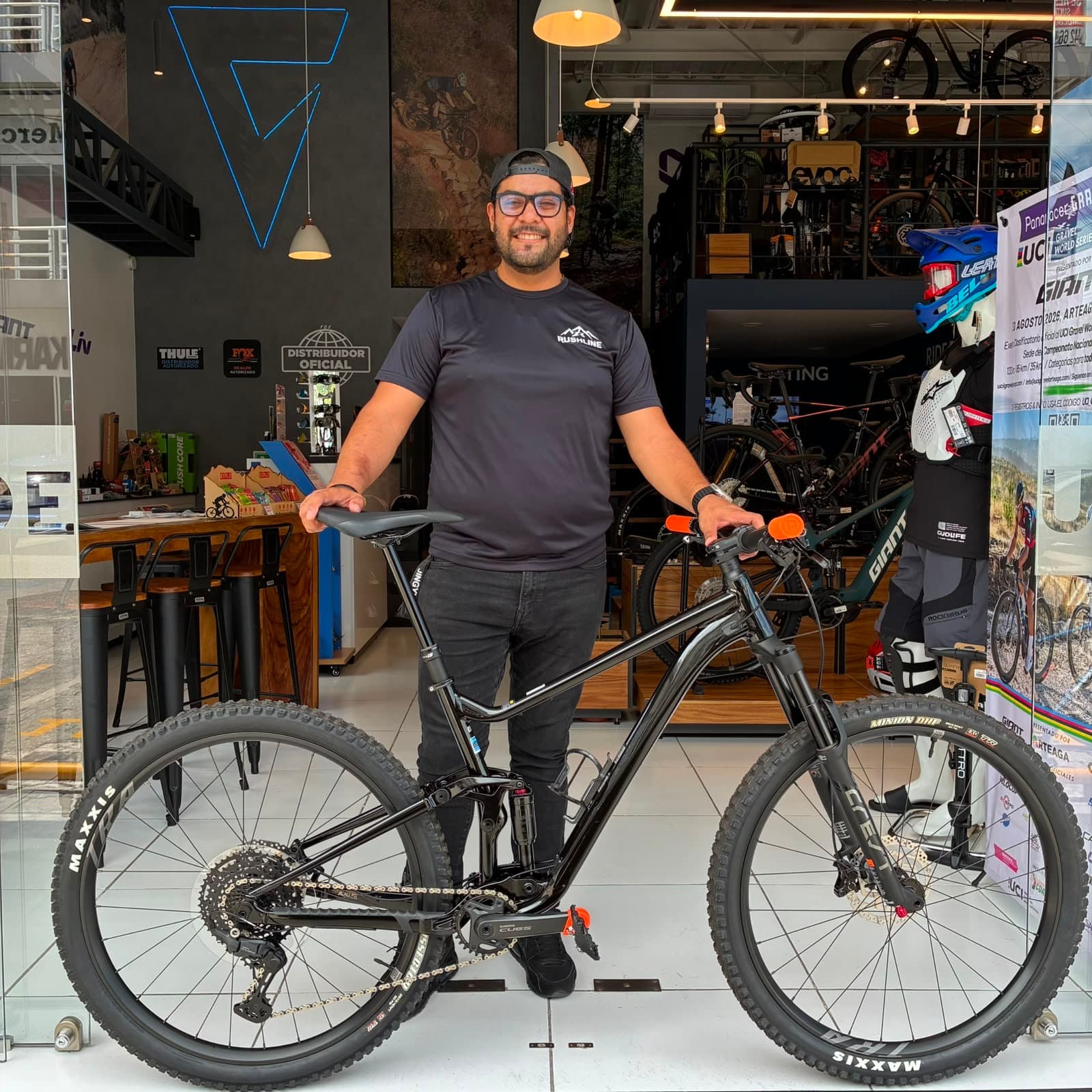Cliente con su nueva bicicleta Giant de doble suspensión negra en el acceso de Giant Juriquilla