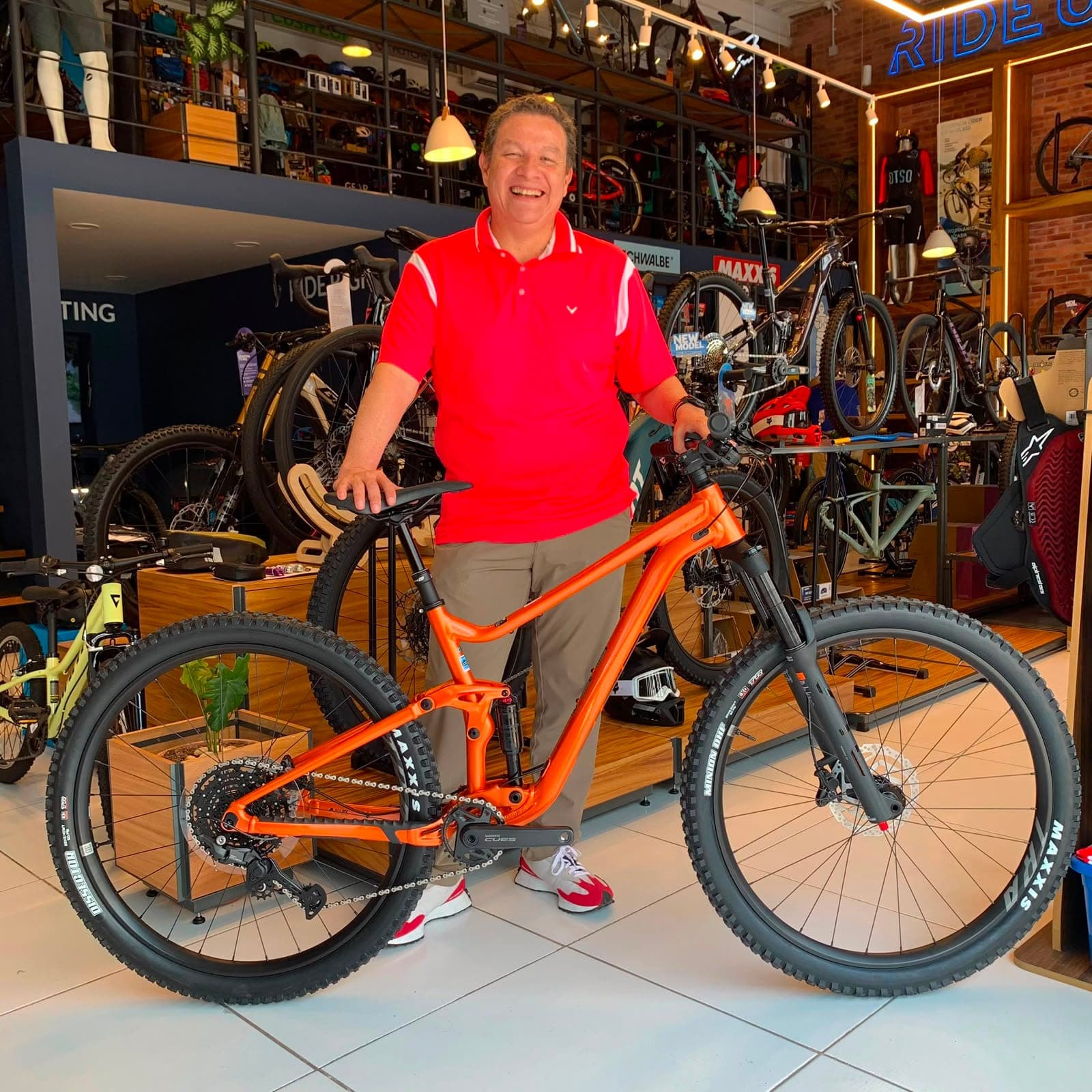 Cliente con su nueva bicicleta Giant en Giant Juriquilla