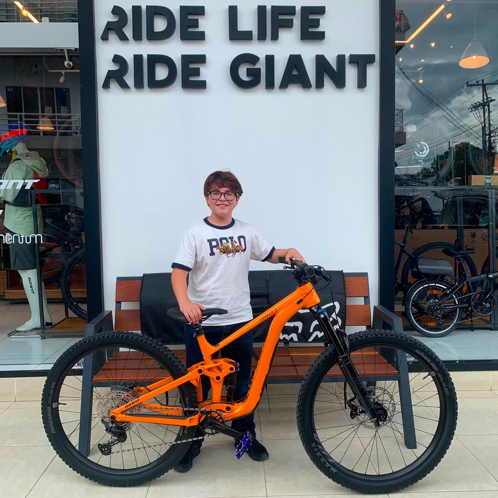 Cliente con su nueva bicicleta Giant en Giant Juriquilla