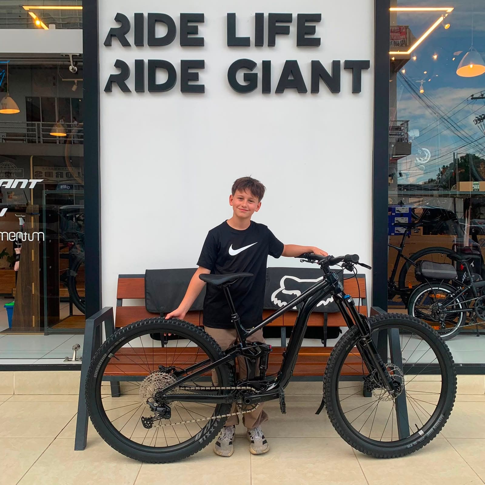 Cliente con su nueva bicicleta Giant en Giant Juriquilla