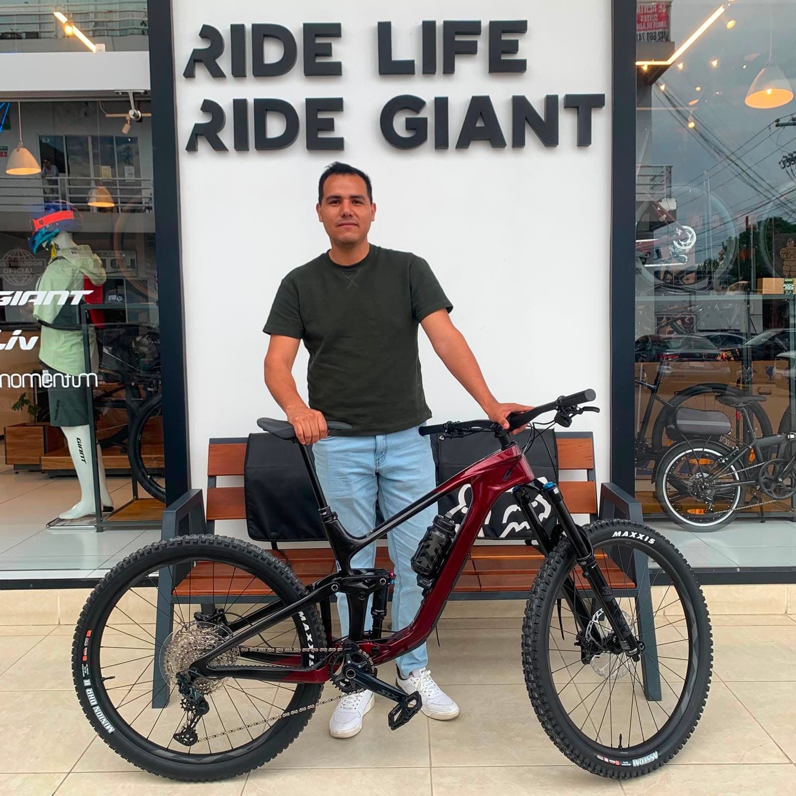 Cliente con su nueva bicicleta Giant en Giant Juriquilla