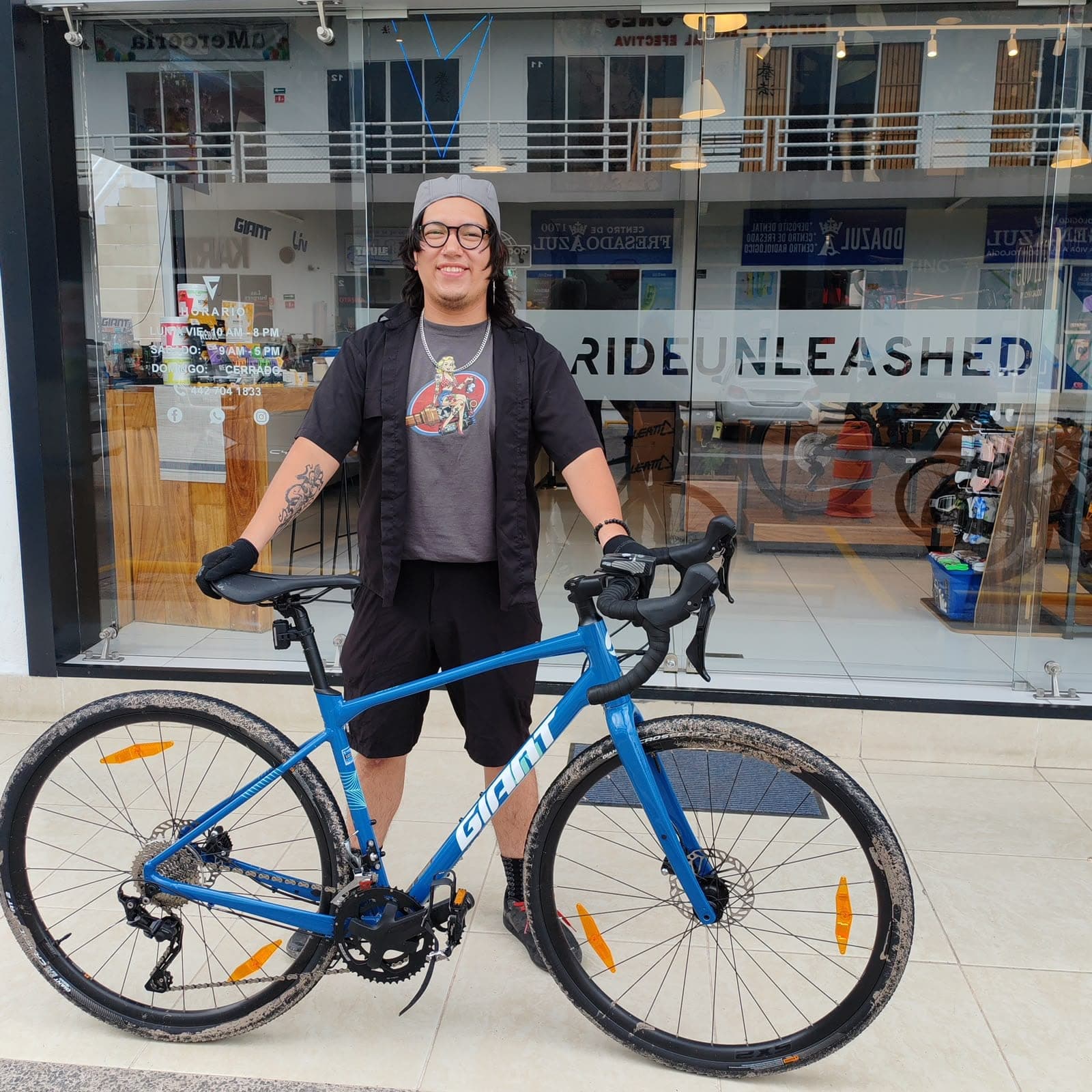 Cliente con su nueva bicicleta Giant en Giant Juriquilla