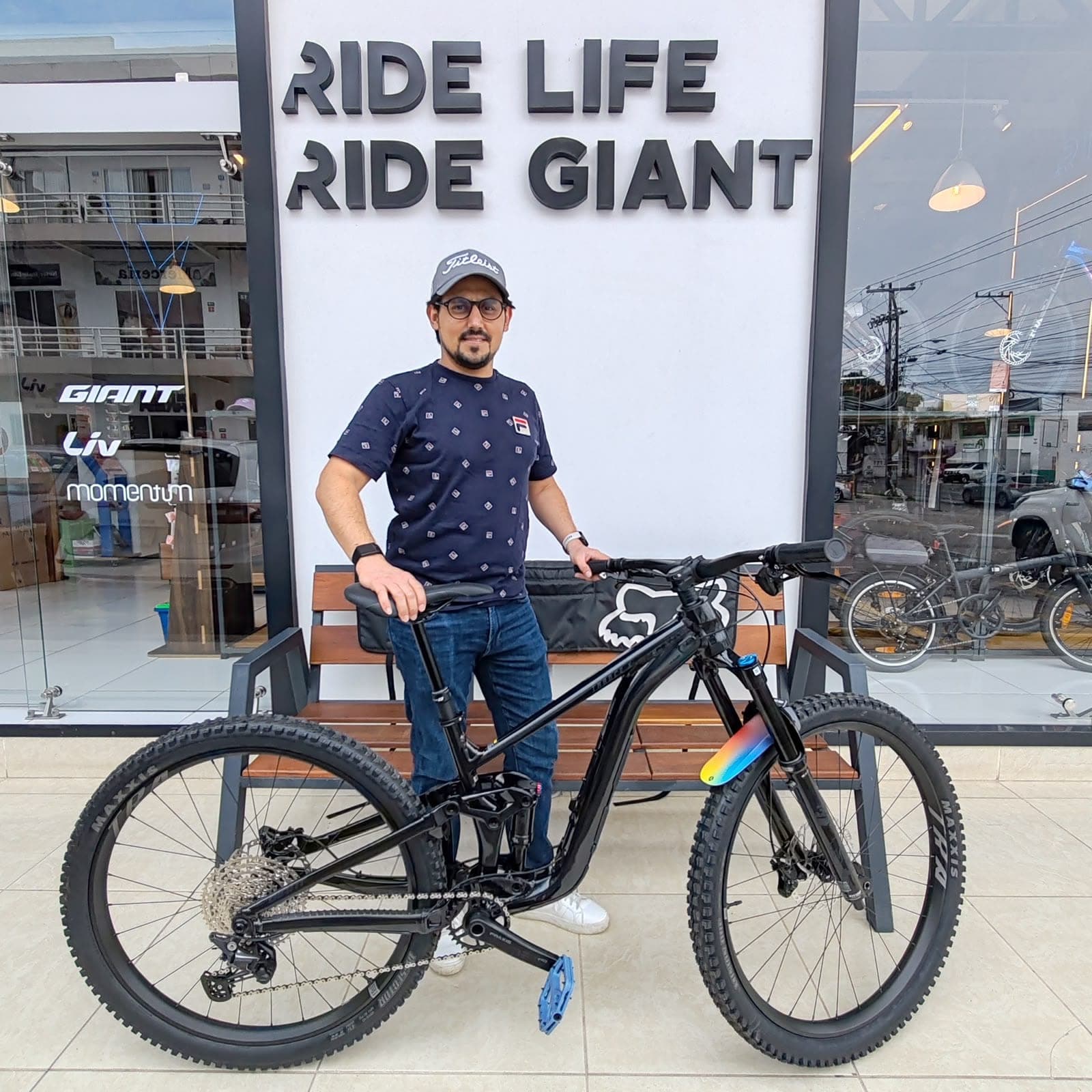 Cliente con su nueva bicicleta Giant en Giant Juriquilla