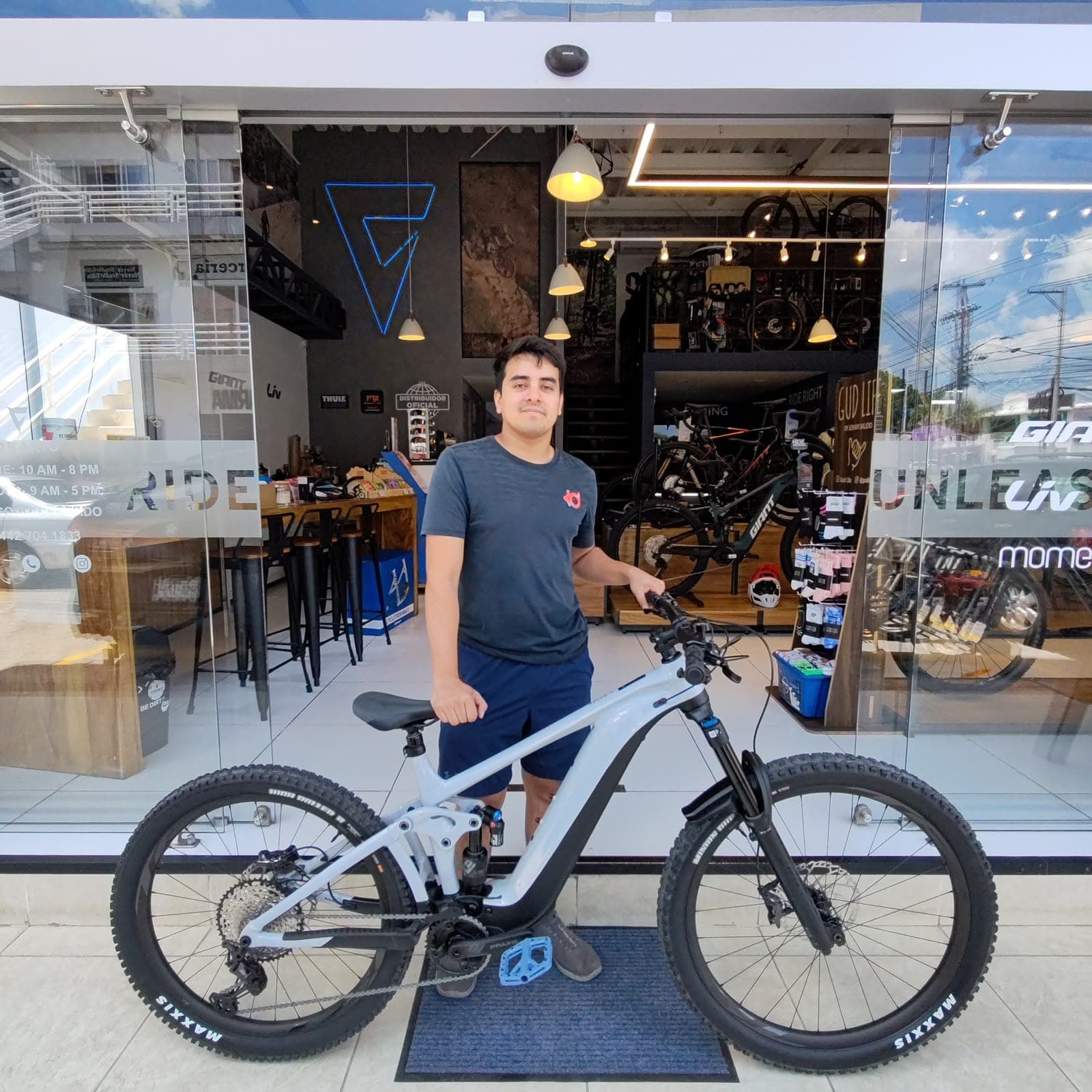 Cliente con su nueva bicicleta Giant en Giant Juriquilla