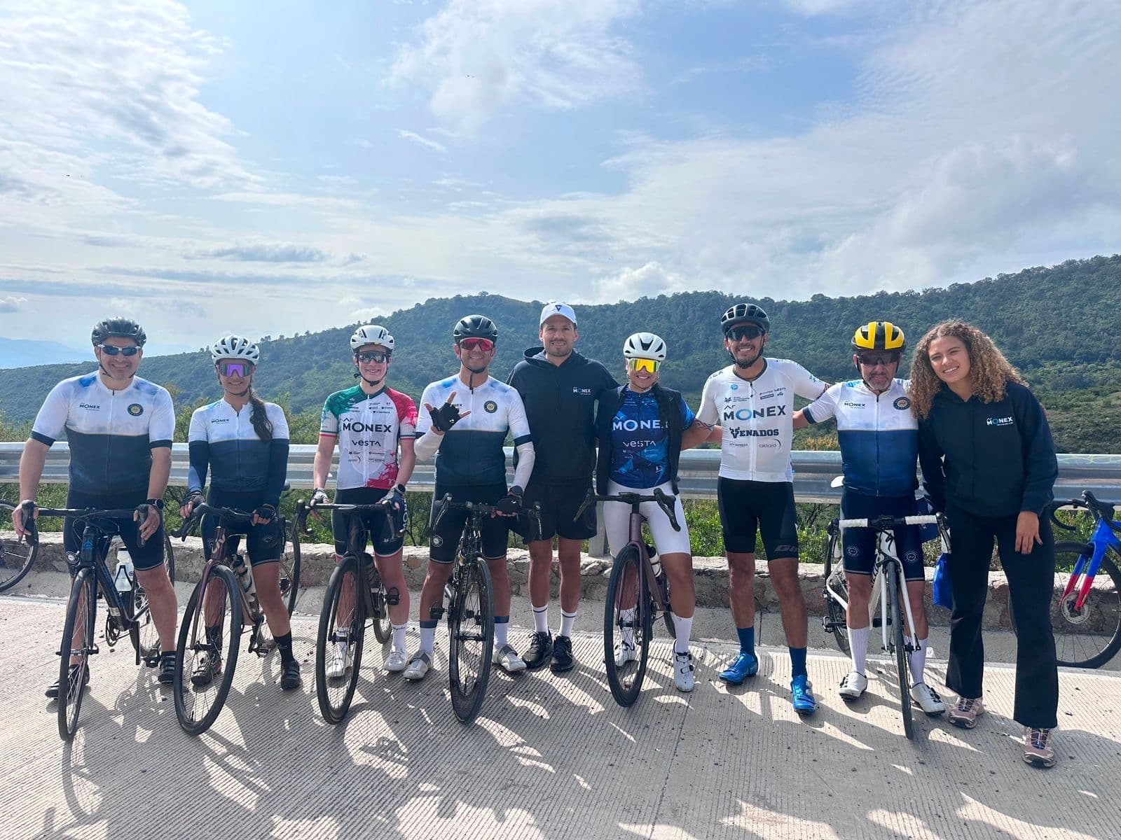 Grupo de ciclistas de ruta del club Giant Juriquilla en un mirador de la sierra queretana