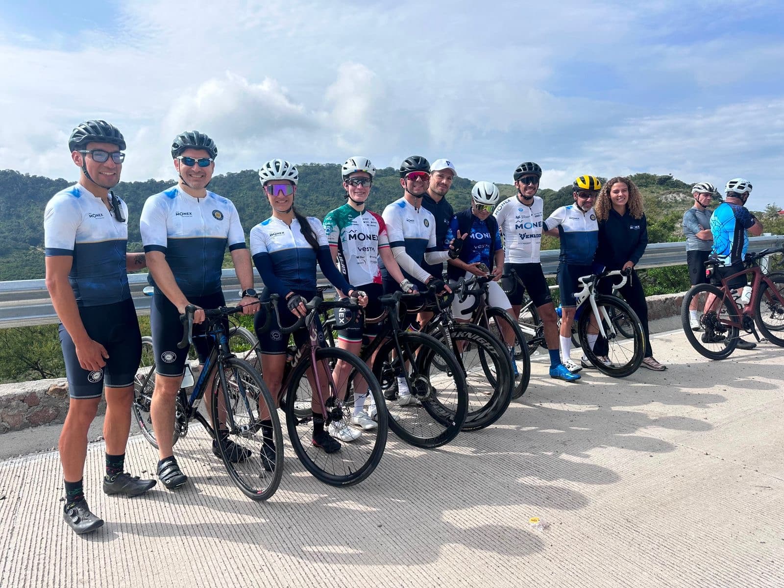 Ciclistas con el jersey del club Giant Juriquilla junto a sus bicicletas de ruta