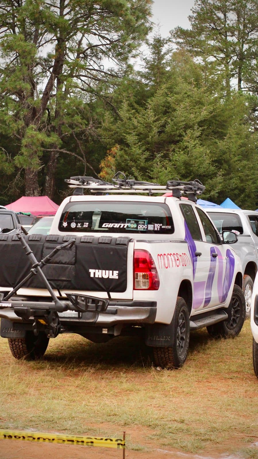 Camioneta de apoyo de Giant Juriquilla con portabicicletas Thule en un evento de ciclismo
