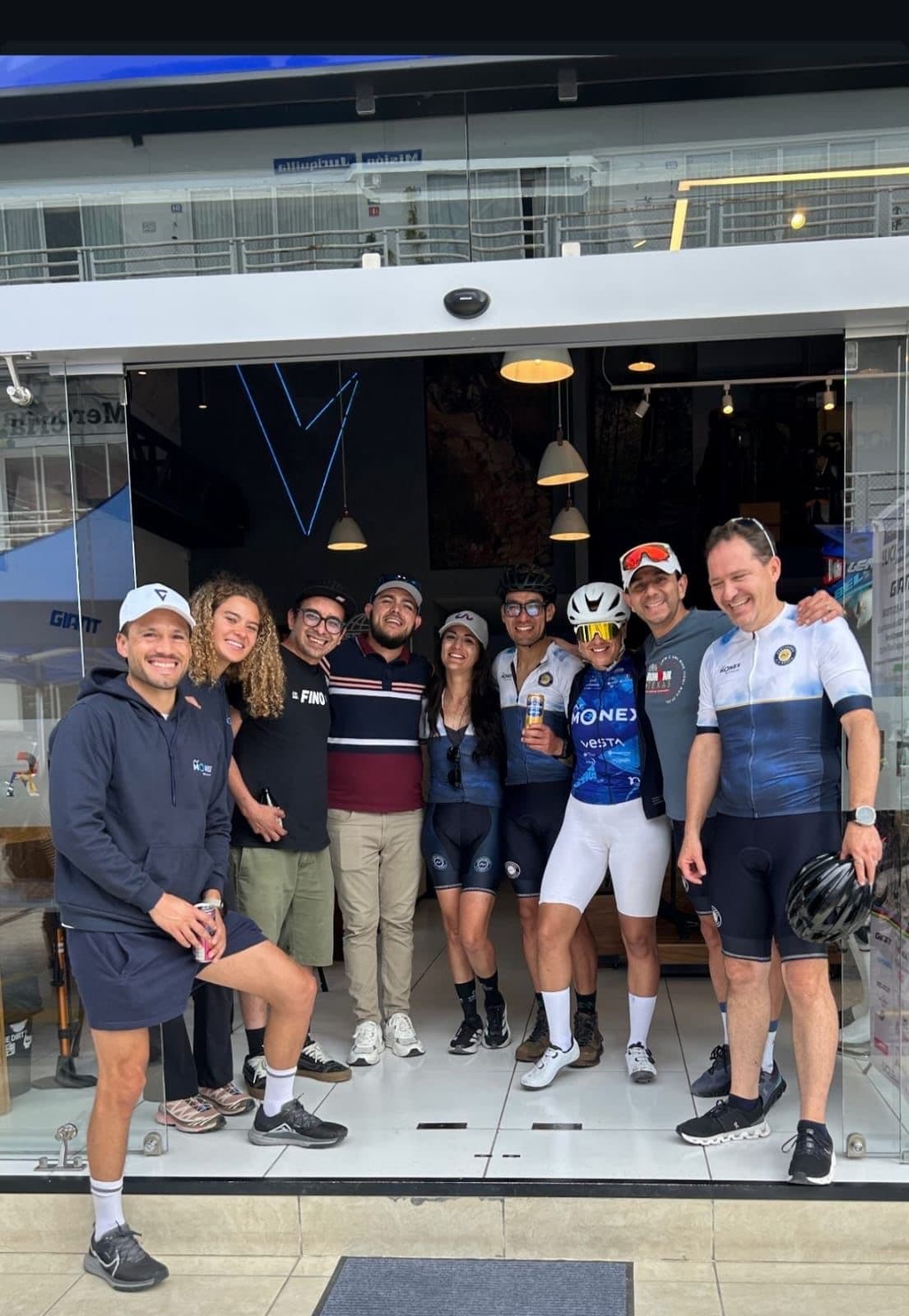Integrantes del club Giant Juriquilla reunidos en la entrada de la tienda antes de la rodada