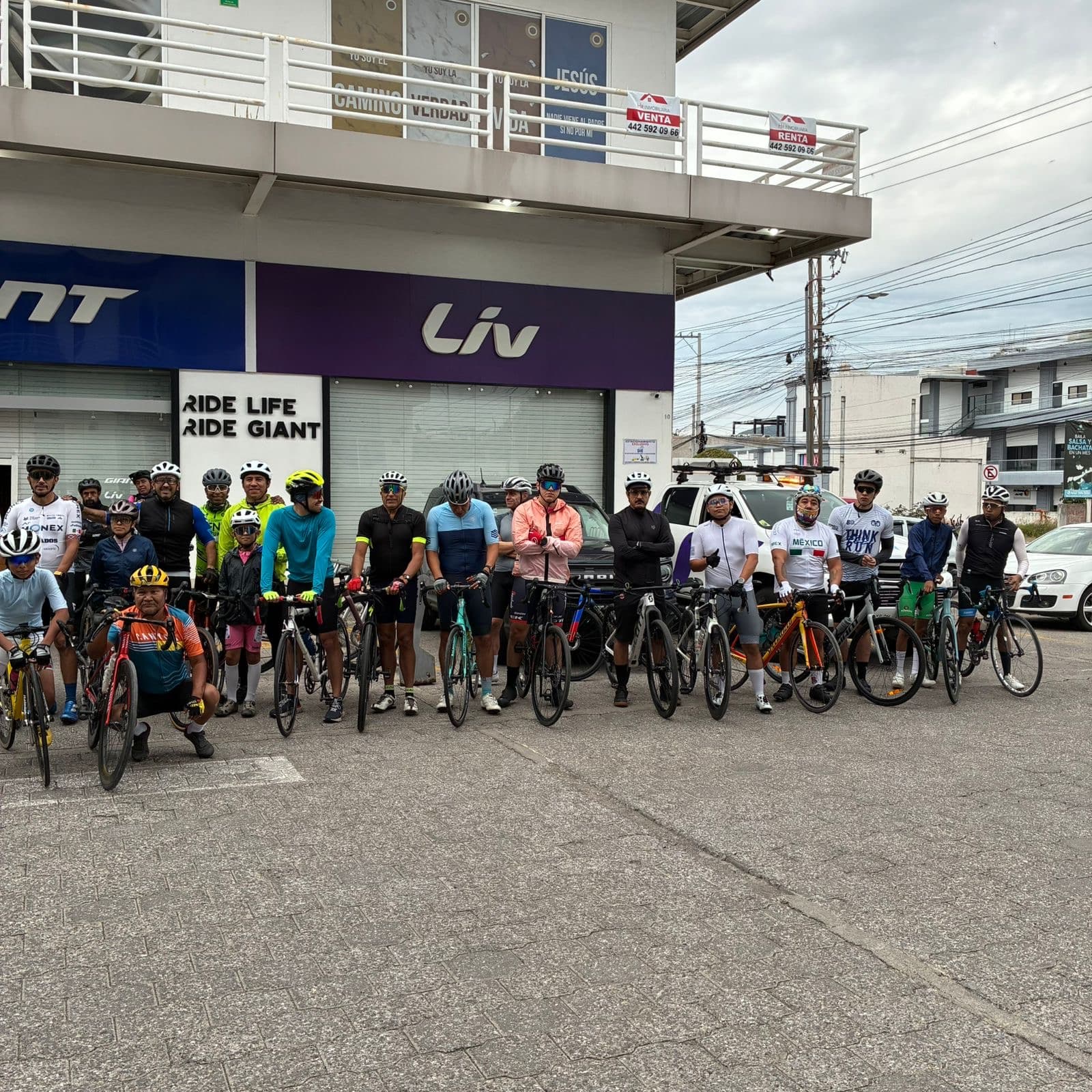 Rodada grupal formada frente a la fachada Giant y Liv de la tienda en Juriquilla