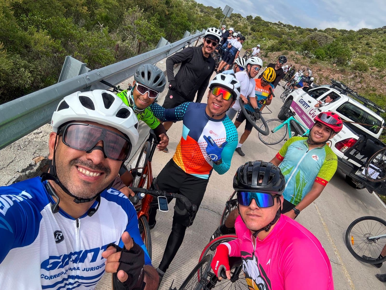 Selfie del grupo de ciclistas Giant Juriquilla durante una rodada de carretera
