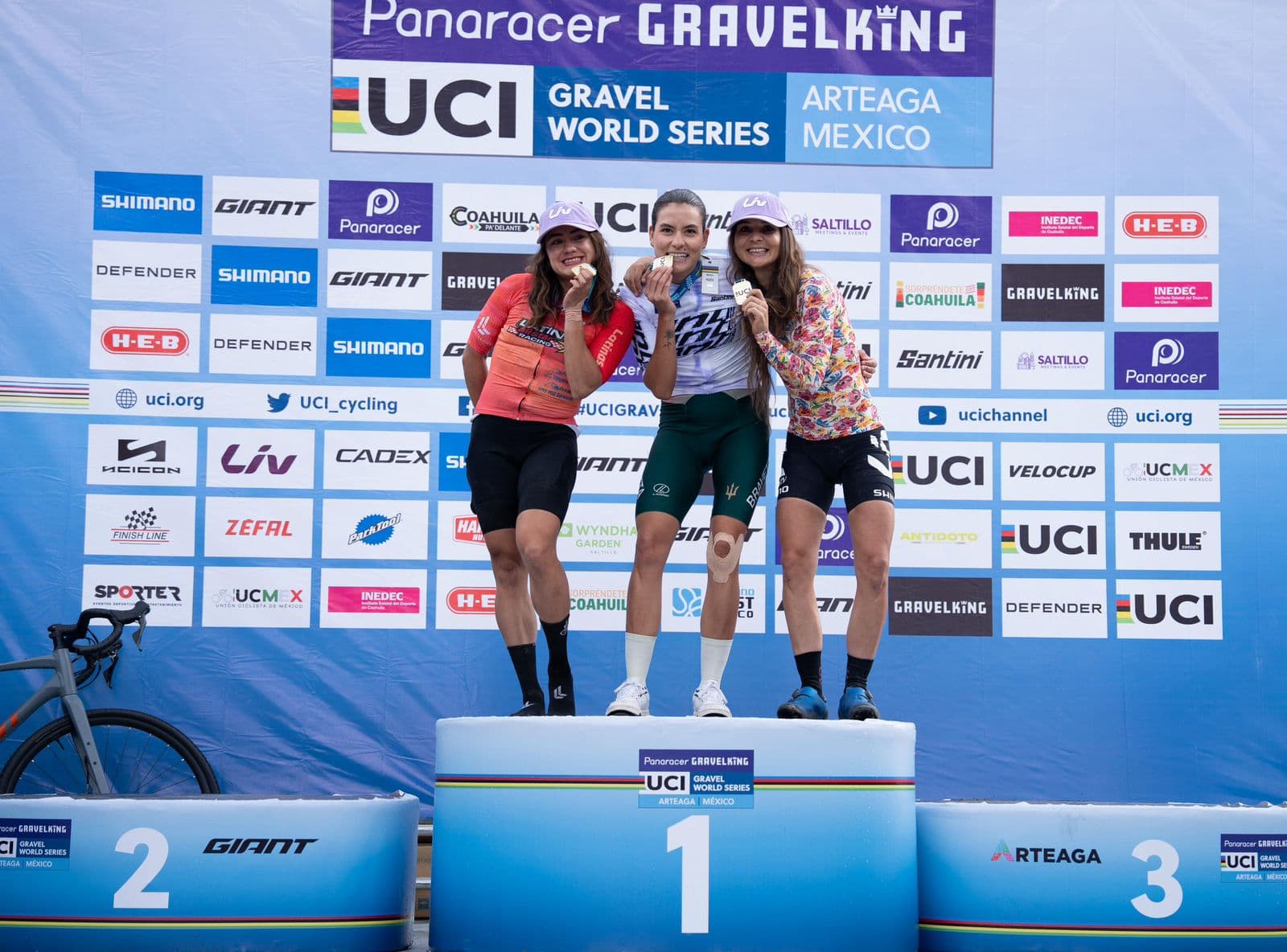 Ceremonia de podio de la UCI Gravel World Series en Arteaga, México