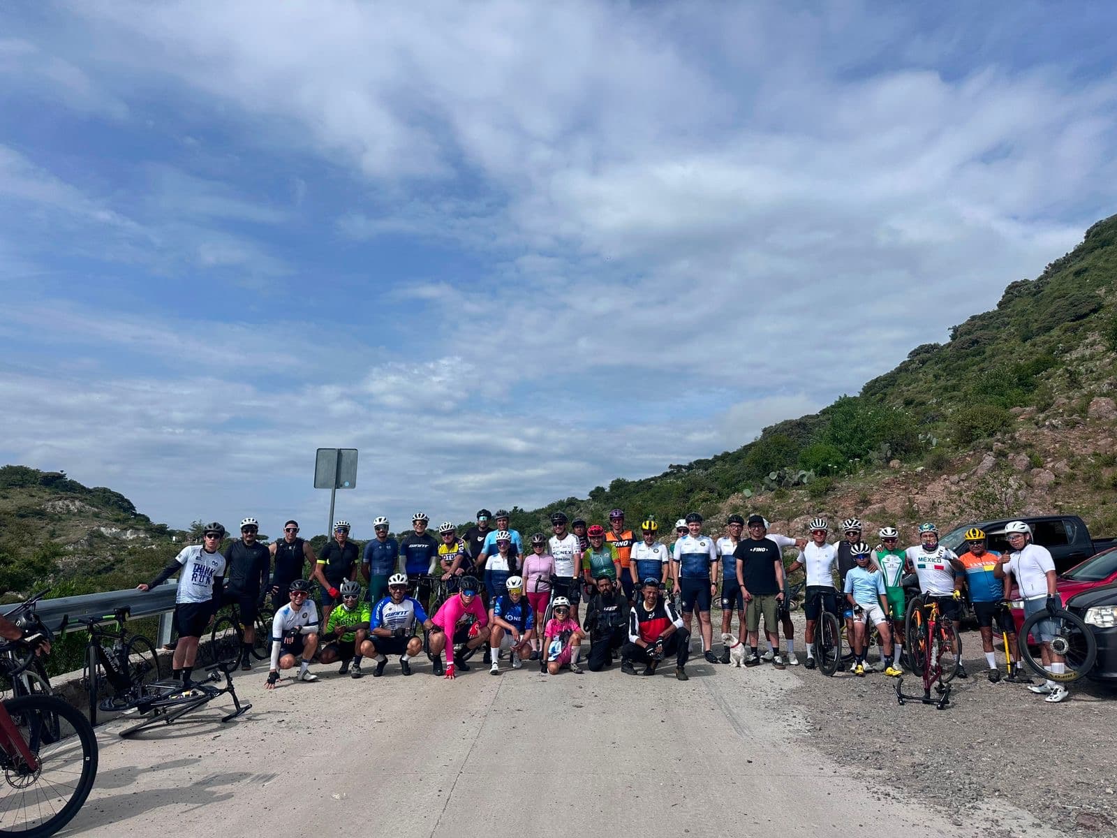Rodada del club Giant Juriquilla haciendo una parada en carretera rumbo al cerro