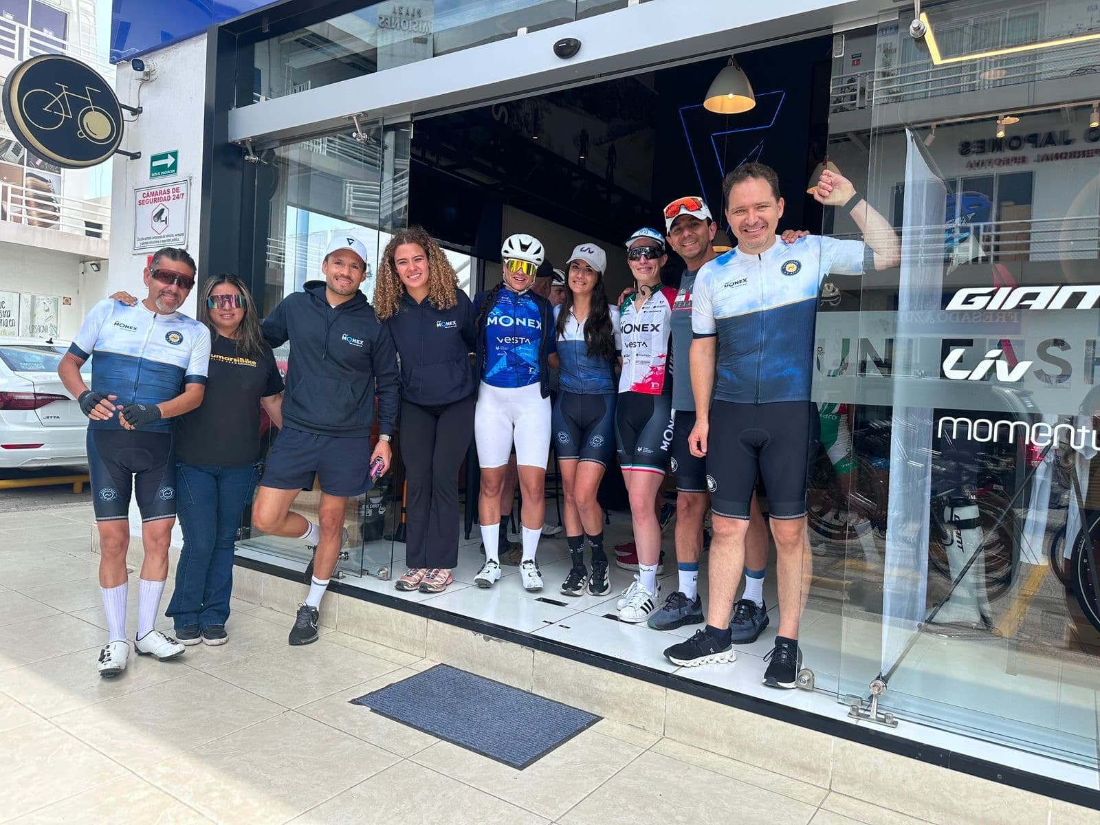 Ciclistas y equipo posando en la puerta de la tienda Giant Juriquilla