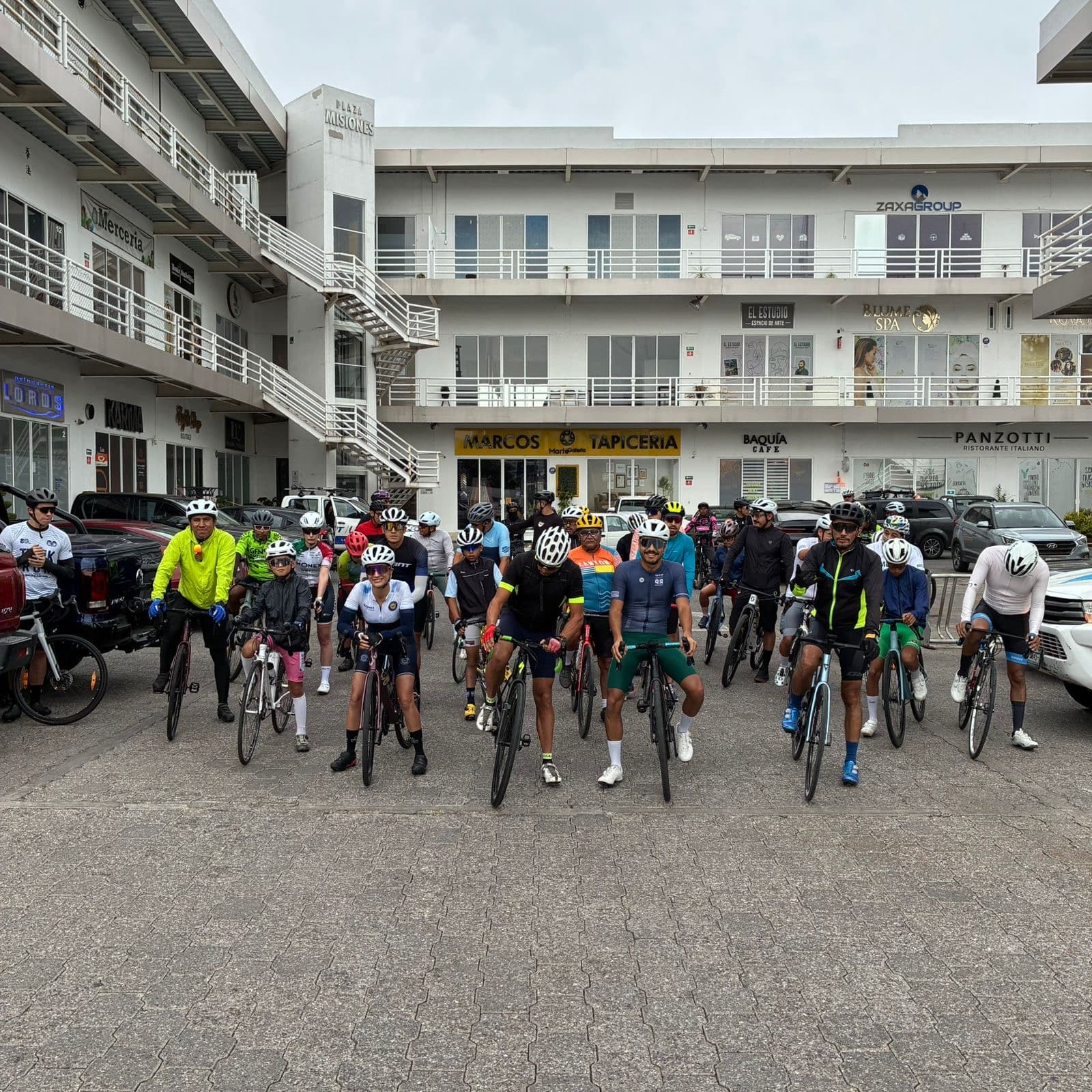 Grupo numeroso listo para salir a rodar desde el estacionamiento en Juriquilla