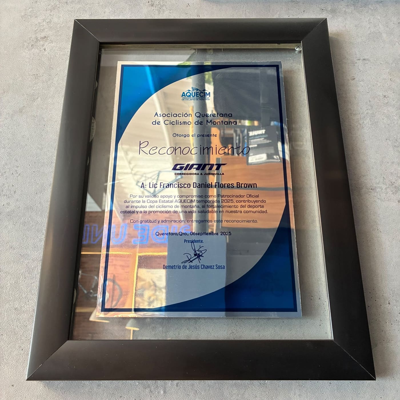 Reconocimiento de la Asociación Queretana de Ciclismo de Montaña a Giant Juriquilla