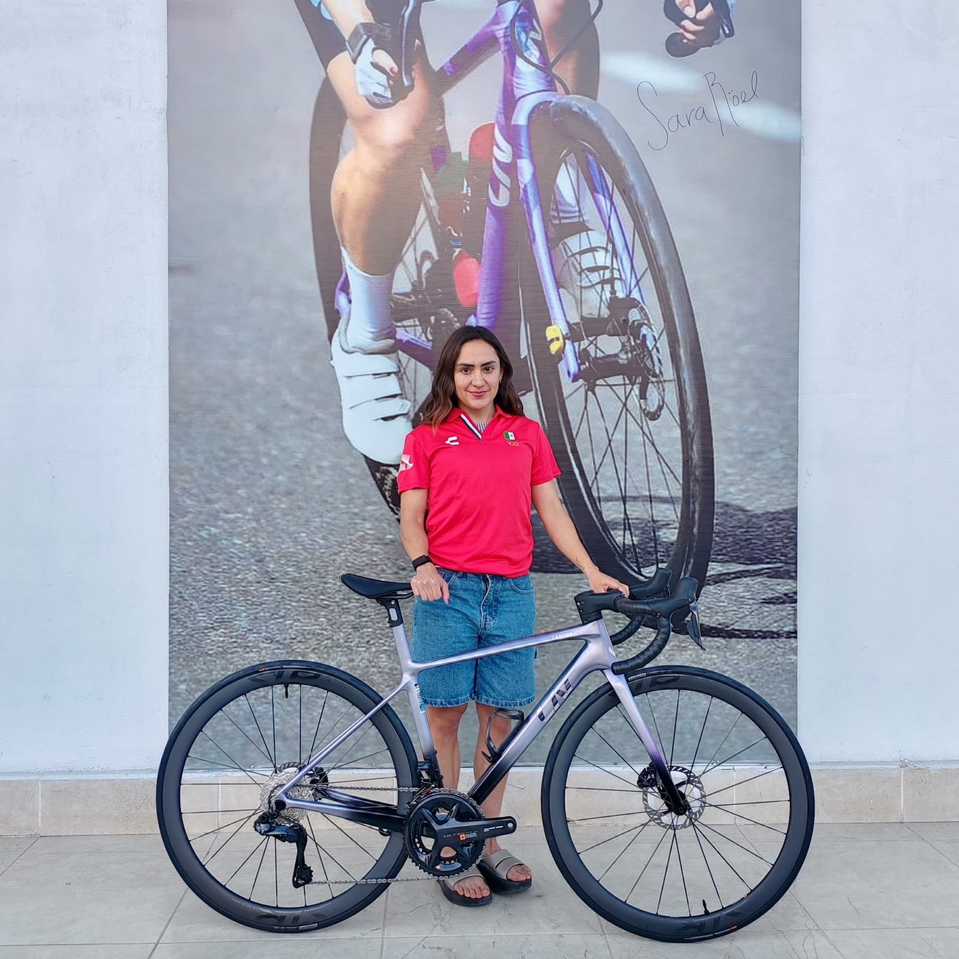 Sara Roel, embajadora de Giant Juriquilla, con su bicicleta de ruta Liv frente al mural que protagoniza
