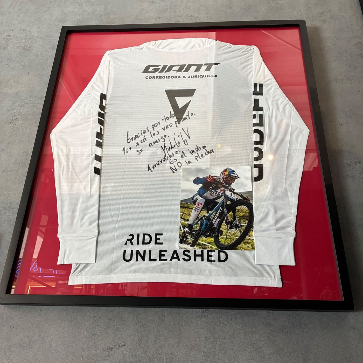 Jersey Ride Unleashed de Giant firmado y dedicado, enmarcado en la tienda