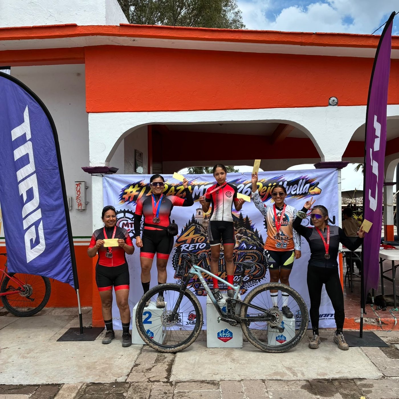 Podio femenil del 4º Reto MTB con las banderolas de Giant y Liv a los costados