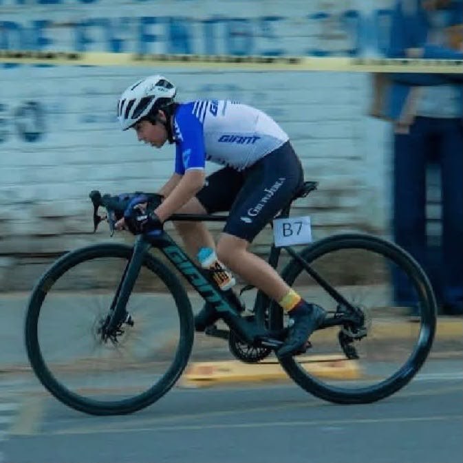 Embajador juvenil de Giant Juriquilla compitiendo en bicicleta de ruta con jersey Giant