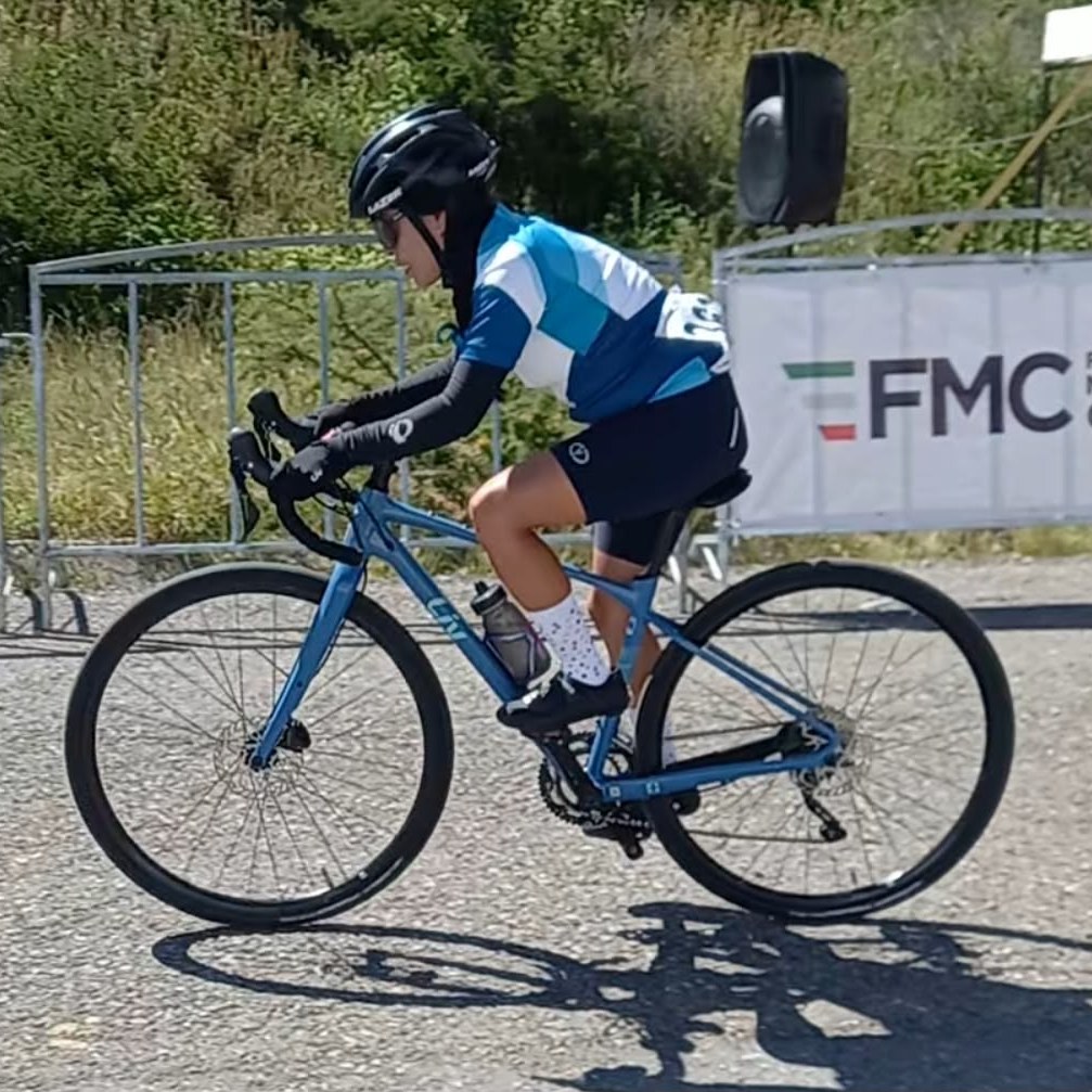 Embajadora de Giant Juriquilla en bicicleta de ruta Liv azul durante una competencia de la FMC