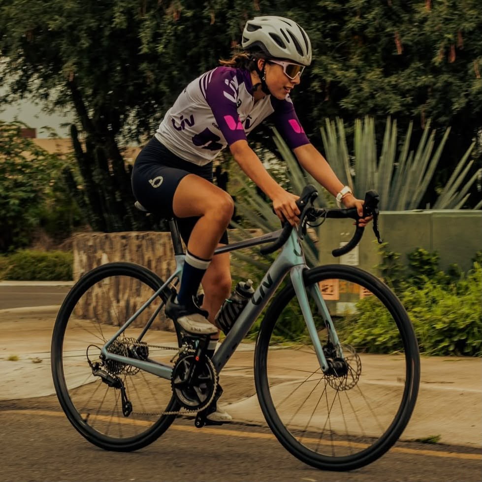 Embajadora de Giant Juriquilla rodando en carretera con bicicleta de ruta Liv y kit morado