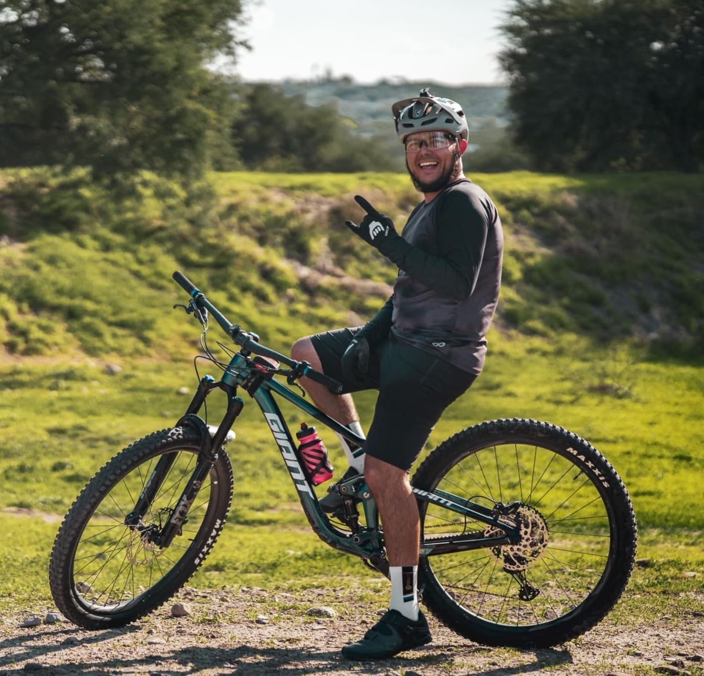 Ciclista en bicicleta de montaña Giant en las afueras de Querétaro