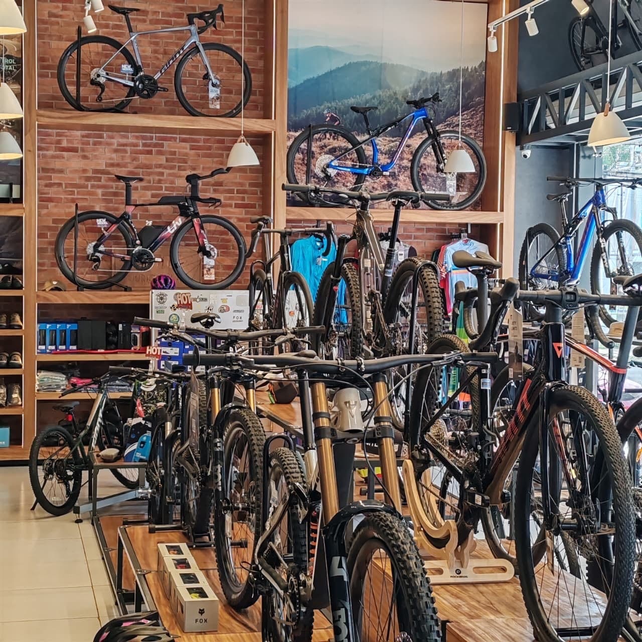 Interior de la tienda: cascos, gafas y accesorios de ciclismo