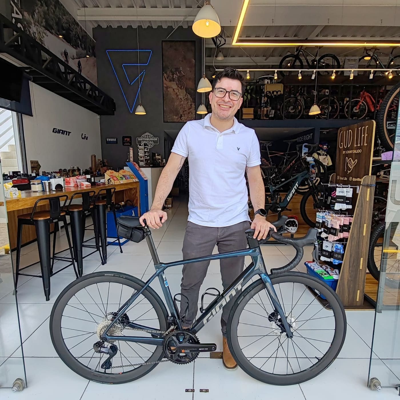 Cliente con su nueva bicicleta de ruta Giant gris en el interior de la tienda Giant Juriquilla