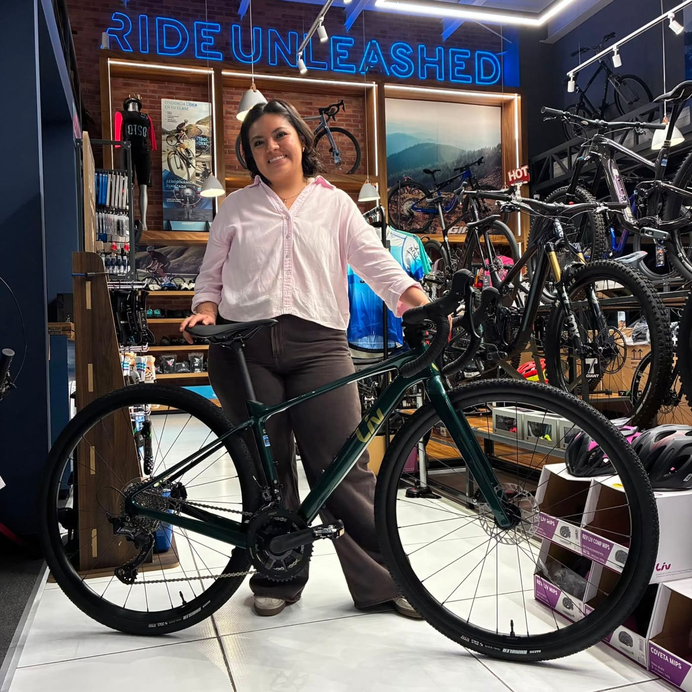 Cliente con su nueva bicicleta de montaña Giant negra en el piso de venta de Giant Juriquilla