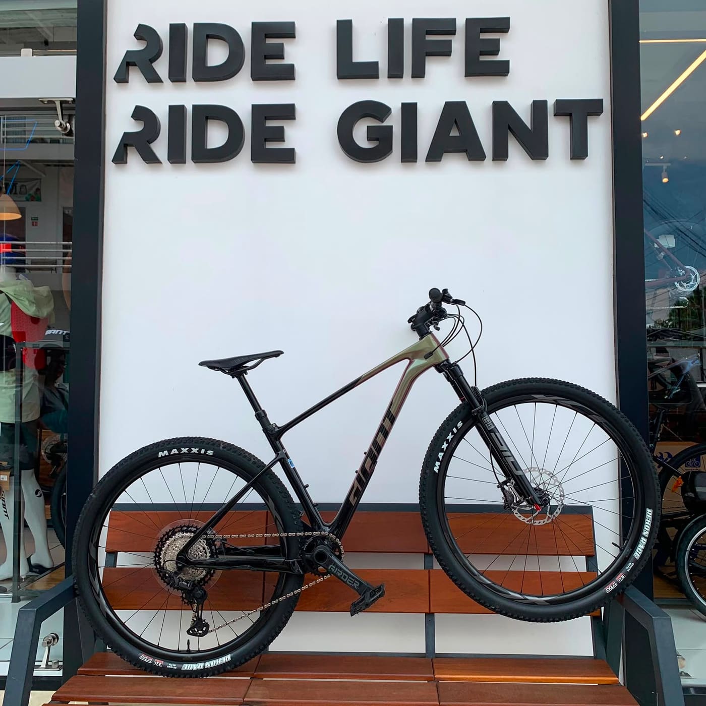 Bicicleta de montaña Giant nueva frente al mural Ride Life Ride Giant de la tienda