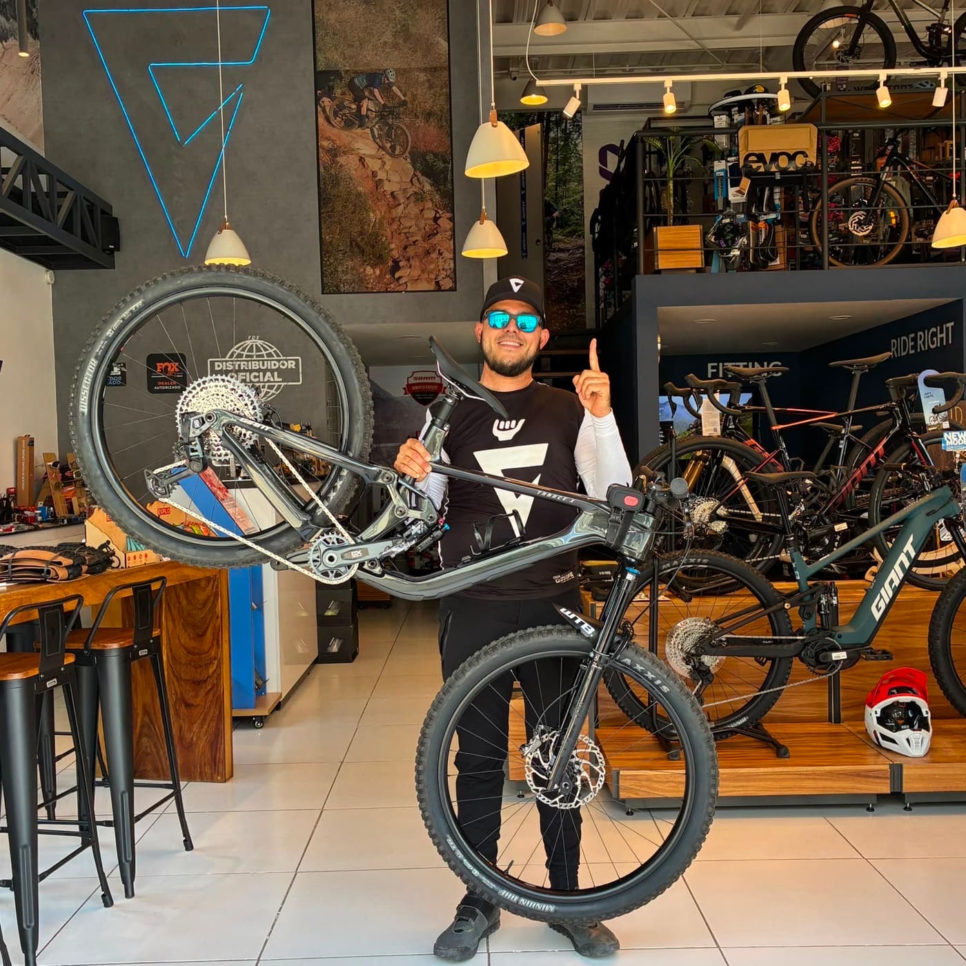 Cliente levantando su nueva bicicleta Giant de doble suspensión en la tienda Giant Juriquilla