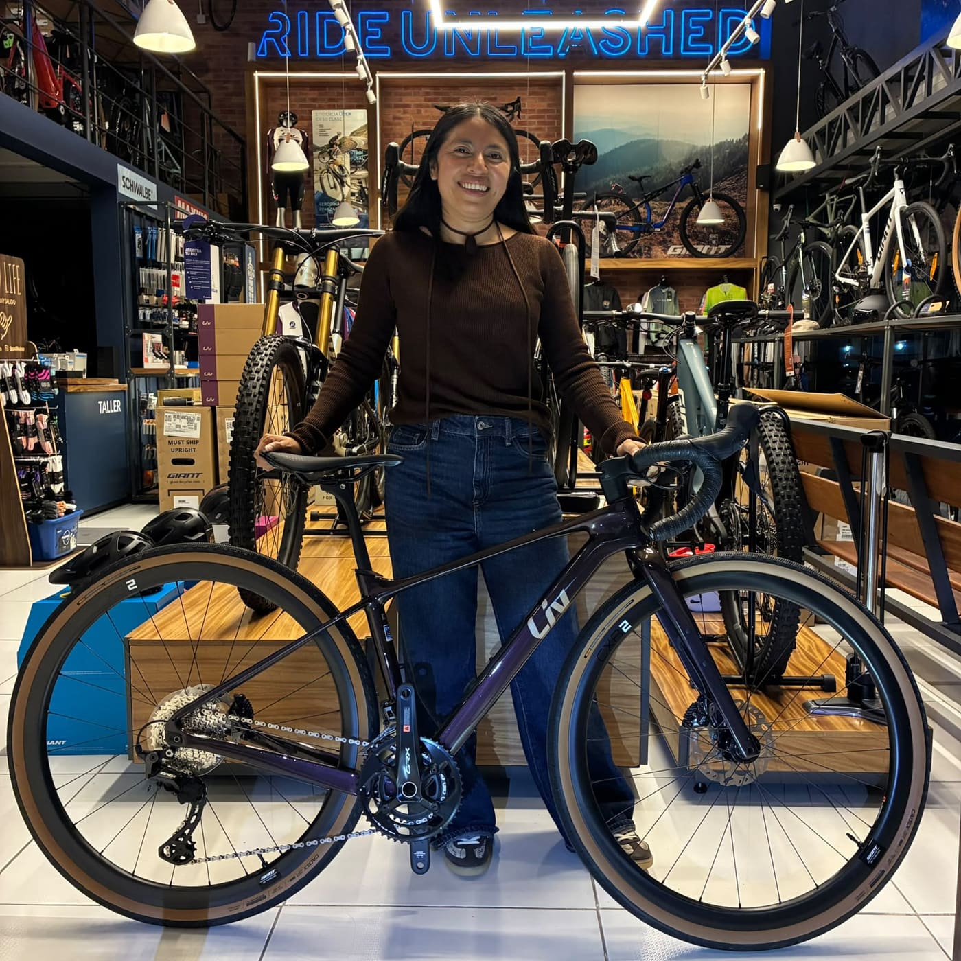 Cliente con su nueva bicicleta de ruta Liv morada en el interior de la tienda Giant Juriquilla