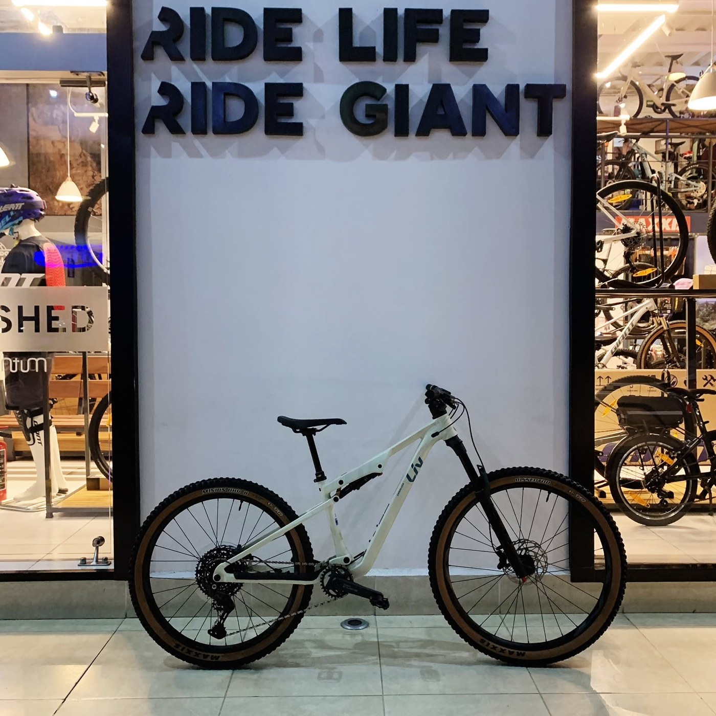 Bicicleta de montaña Liv blanca lista para entrega frente al muro Ride Life Ride Giant