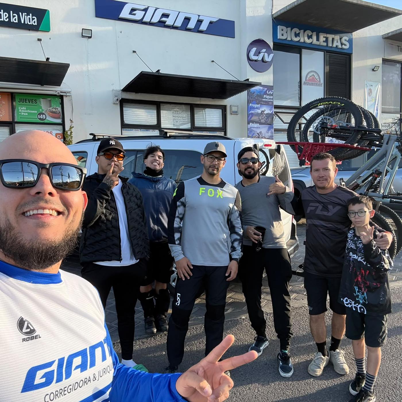 Integrantes del club Giant Juriquilla junto a la camioneta con las bicicletas cargadas antes de salir