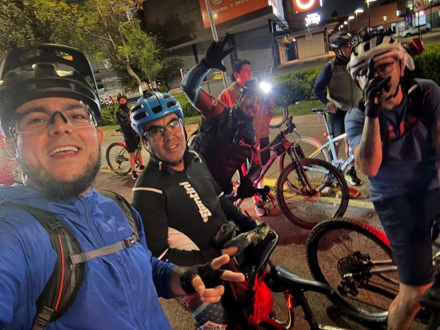 Ciclistas del grupo haciendo una pausa durante una rodada nocturna