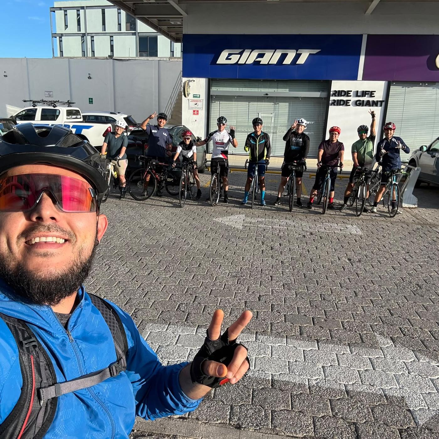 Selfie del grupo frente a la fachada Giant antes de salir a rodar