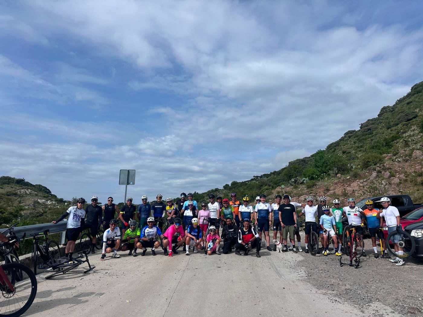 Rodada del club Giant Juriquilla haciendo una parada en carretera rumbo al cerro