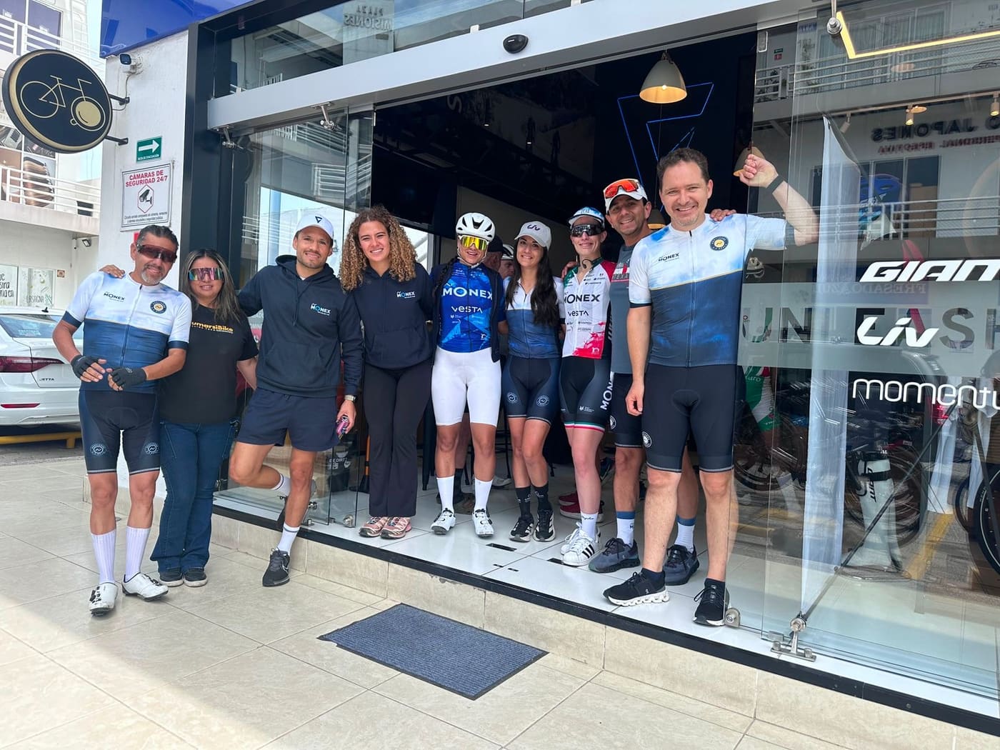 Ciclistas y equipo posando en la puerta de la tienda Giant Juriquilla
