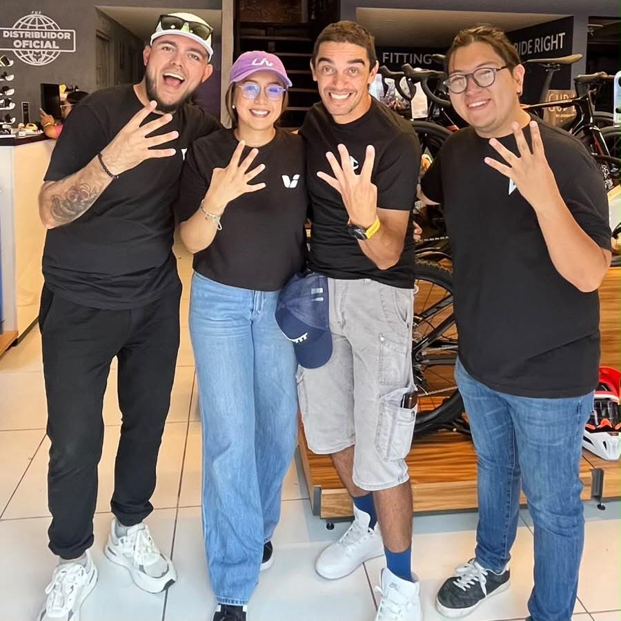 Cuatro integrantes del equipo de Giant Juriquilla celebrando el cuarto aniversario de la tienda